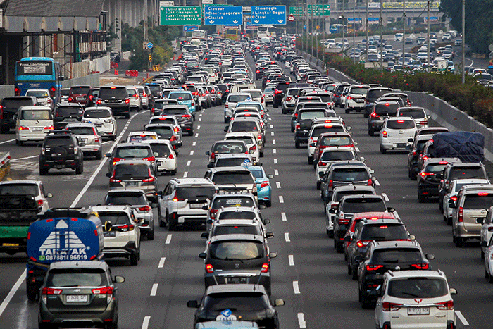 Ratusan kendaraan terjebak kemacetan di ruas Tol Jagorawi, Jakarta, Sabtu (22/4/2023).