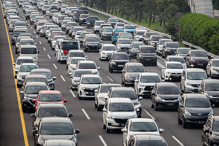Ratusan kendaraan terjebak kemacetan di ruas Tol Jagorawi, Jakarta, Sabtu (22/4/2023).