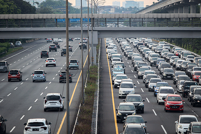 Ratusan kendaraan terjebak kemacetan di ruas Tol Jagorawi, Jakarta, Sabtu (22/4/2023).