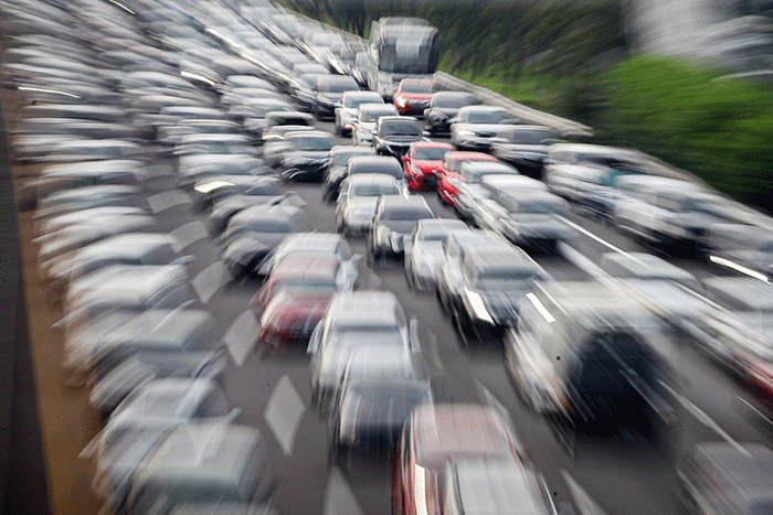 Ratusan kendaraan terjebak kemacetan di ruas Tol Jagorawi, Jakarta, Sabtu (22/4/2023).