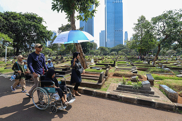 Warga berdoa saat melakukan ziarah kubur di Tempat Pemakaman Umum (TPU) Menteng Pulo, Jakarta Selatan, Sabtu (22/4/2023).