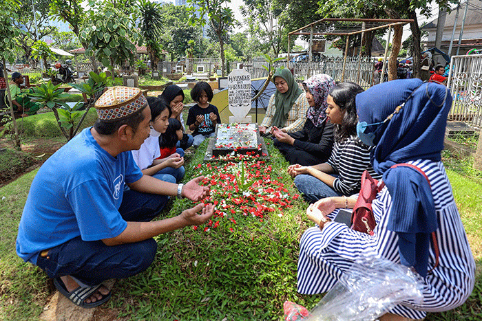 Warga berdoa saat melakukan ziarah kubur di Tempat Pemakaman Umum (TPU) Menteng Pulo, Jakarta Selatan, Sabtu (22/4/2023).