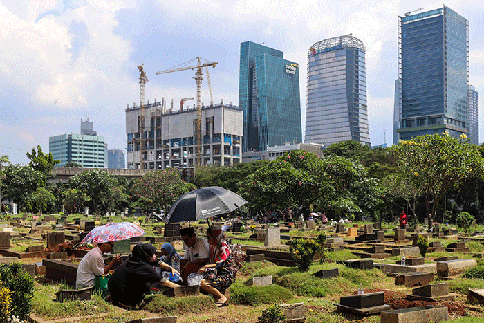 Warga berdoa saat melakukan ziarah kubur di Tempat Pemakaman Umum (TPU) Menteng Pulo, Jakarta Selatan, Sabtu (22/4/2023).