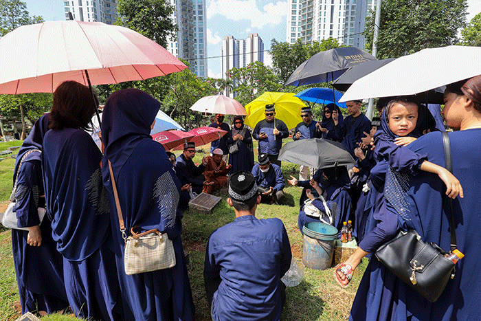 Warga berdoa saat melakukan ziarah kubur di Tempat Pemakaman Umum (TPU) Menteng Pulo, Jakarta Selatan, Sabtu (22/4/2023).
