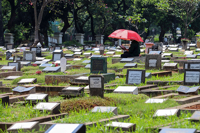 Warga berdoa saat melakukan ziarah kubur di Tempat Pemakaman Umum (TPU) Menteng Pulo, Jakarta Selatan, Sabtu (22/4/2023).