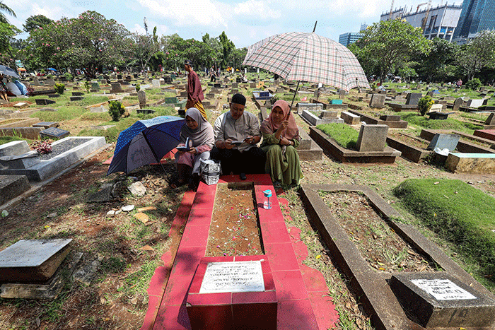 Warga berdoa saat melakukan ziarah kubur di Tempat Pemakaman Umum (TPU) Menteng Pulo, Jakarta Selatan, Sabtu (22/4/2023).
