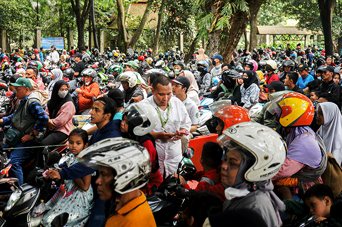 Ribuan pengunjung memadati Taman Margasatwa Ragunan, Jakarta Selatan, Senin (24/4/2023).