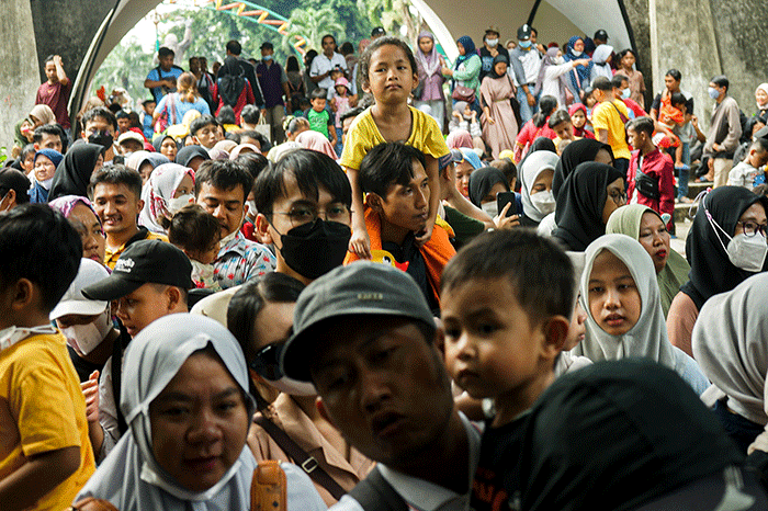 Ribuan pengunjung memadati Taman Margasatwa Ragunan, Jakarta Selatan, Senin (24/4/2023).