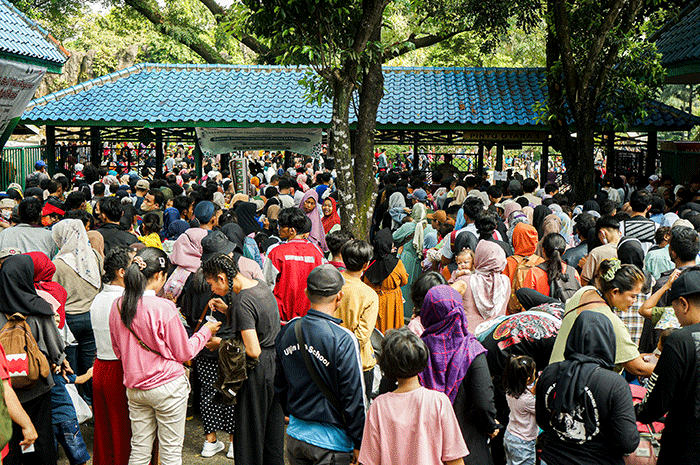 Ribuan pengunjung memadati Taman Margasatwa Ragunan, Jakarta Selatan, Senin (24/4/2023).