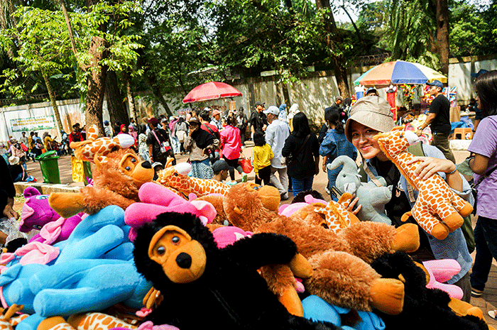 Hendra (66) salah satu penjual boneka hewan menunjukkan dagangannya di Taman Margasatwa Ragunan, Senin (24/4/2023).