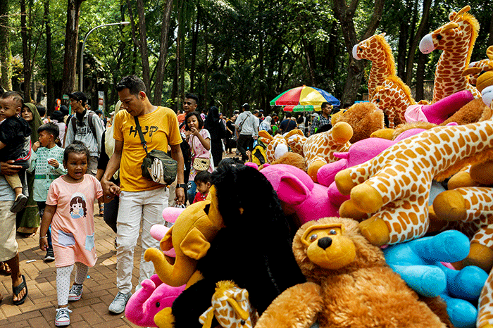 Hendra (66) salah satu penjual boneka hewan menunjukkan dagangannya di Taman Margasatwa Ragunan, Senin (24/4/2023).
