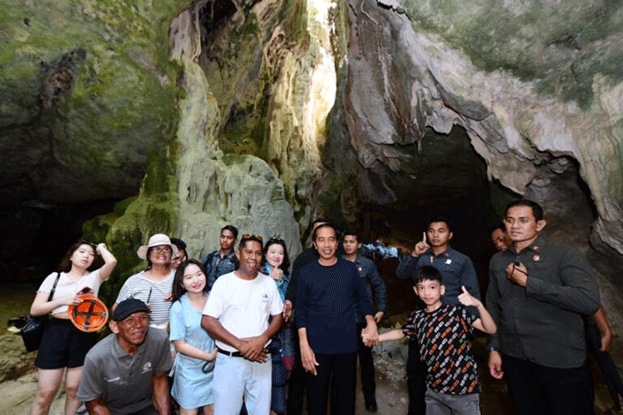 Presiden Joko Widodo beserta Iriana Joko Widodo dan keluarga mengunjungi beberapa tempat wisata Wisata di Labuan Bajo, Minggu (23/4/2023).