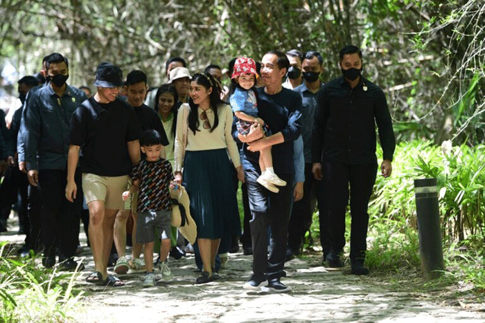 Presiden Joko Widodo beserta Iriana Joko Widodo dan keluarga mengunjungi beberapa tempat wisata Wisata di Labuan Bajo, Minggu (23/4/2023).