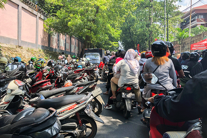 Ratusan calon pengunjung terjebak kemacetan di pintu masuk Taman Marga Satwa Ragunan (TMR), Jakarta Selatan, Senin (24/4/2023).