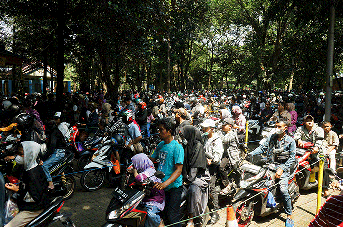 Ratusan calon pengunjung terjebak kemacetan di pintu masuk Taman Marga Satwa Ragunan (TMR), Jakarta Selatan, Senin (24/4/2023).