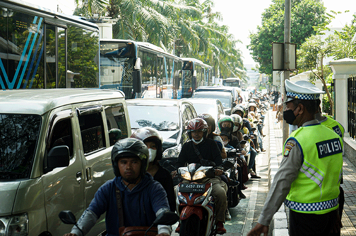 Ratusan calon pengunjung terjebak kemacetan di pintu masuk Taman Marga Satwa Ragunan (TMR), Jakarta Selatan, Senin (24/4/2023).