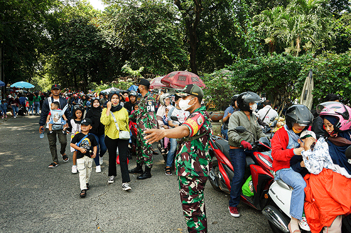 Ratusan calon pengunjung terjebak kemacetan di pintu masuk Taman Marga Satwa Ragunan (TMR), Jakarta Selatan, Senin (24/4/2023).