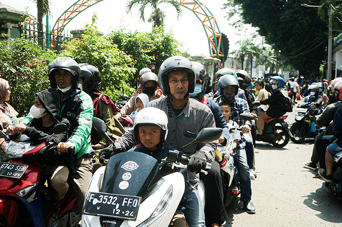 Ratusan calon pengunjung terjebak kemacetan di pintu masuk Taman Marga Satwa Ragunan (TMR), Jakarta Selatan, Senin (24/4/2023).