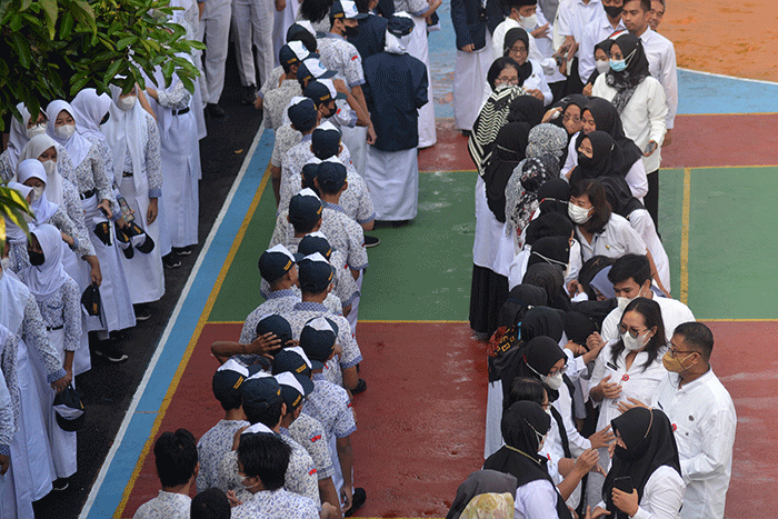 Ratusan siswa-siswi berbaris rapi mengantre menyalami kepala sekolah dan guru di Lapangan SMP Negeri 27 Semarang, Jawa Tengah, Rabu (26/4/2023).