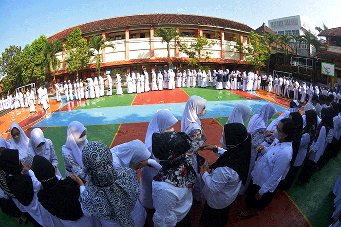 Ratusan siswa-siswi berbaris rapi mengantre menyalami kepala sekolah dan guru di Lapangan SMP Negeri 27 Semarang, Jawa Tengah, Rabu (26/4/2023).