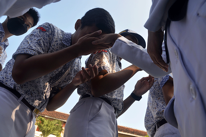 Ratusan siswa-siswi berbaris rapi mengantre menyalami kepala sekolah dan guru di Lapangan SMP Negeri 27 Semarang, Jawa Tengah, Rabu (26/4/2023).