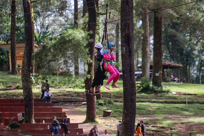 Sejumlah warga berwisata di kawasan Puncak Malino, Kabupaten Gowa, Provinsi Sulawesi Selatan, Rabu (26/4/2023).