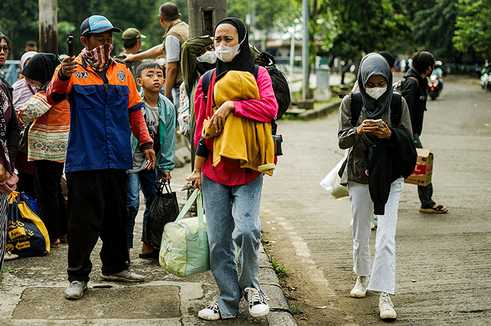 Sejumlah pemudik saat tiba di Terminal Kampung Rambutan, Jakarta, Selasa (25/4/2023).