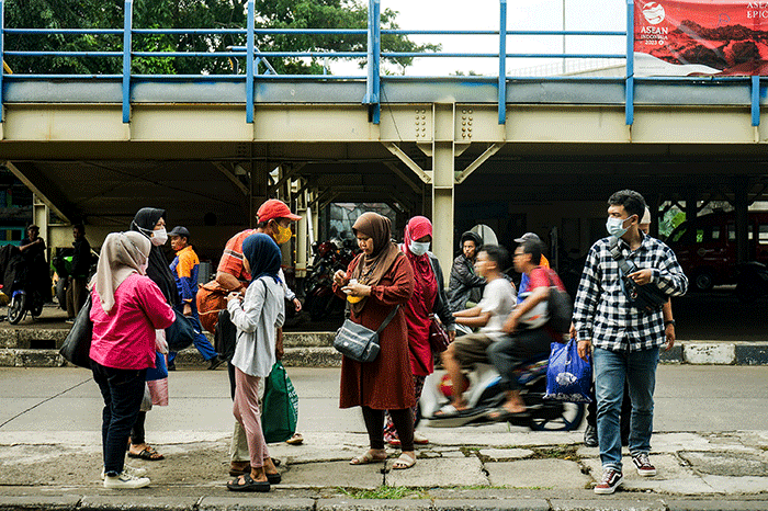 Sejumlah pemudik saat tiba di Terminal Kampung Rambutan, Jakarta, Selasa (25/4/2023).