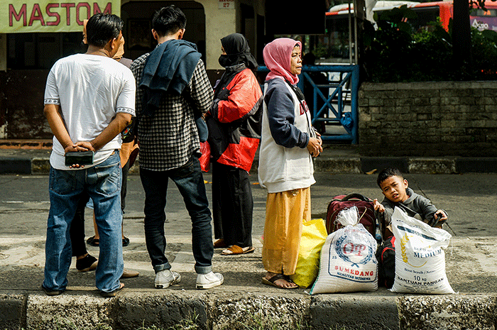 Sejumlah pemudik saat tiba di Terminal Kampung Rambutan, Jakarta, Selasa (25/4/2023).