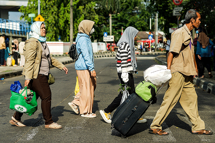 Sejumlah pemudik saat tiba di Terminal Kampung Rambutan, Jakarta, Selasa (25/4/2023).