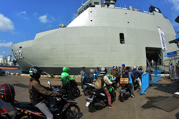 Penumpang dari Semarang menuju Jakarta ada 263 dan 64 motor. Minat masyarakat mudik dengan kapal perang terbilang cukup tinggi.