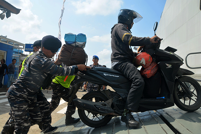 Penumpang dari Semarang menuju Jakarta ada 263 dan 64 motor. Minat masyarakat mudik dengan kapal perang terbilang cukup tinggi.