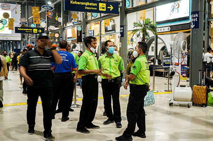 Porter saat membantu pemudik membawa barang di Stasiun Pasar Senen, Jakarta, Rabu (26/4/2023).