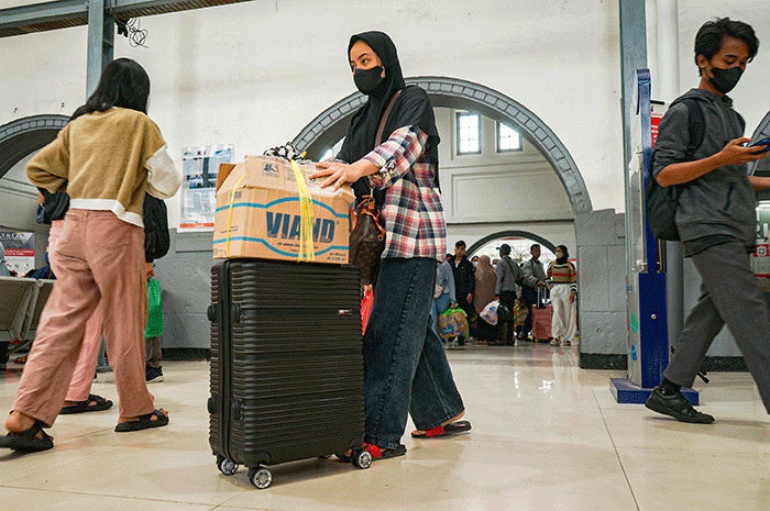 Sejumlah pemudik saat tiba di Stasiun Pasar Senen, Jakarta, Rabu (26/4/2023).
