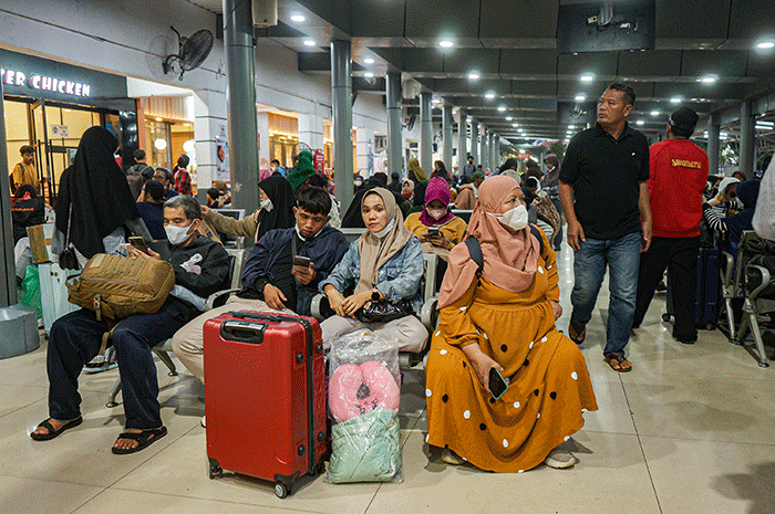 Sejumlah pemudik saat tiba di Stasiun Pasar Senen, Jakarta, Rabu (26/4/2023).