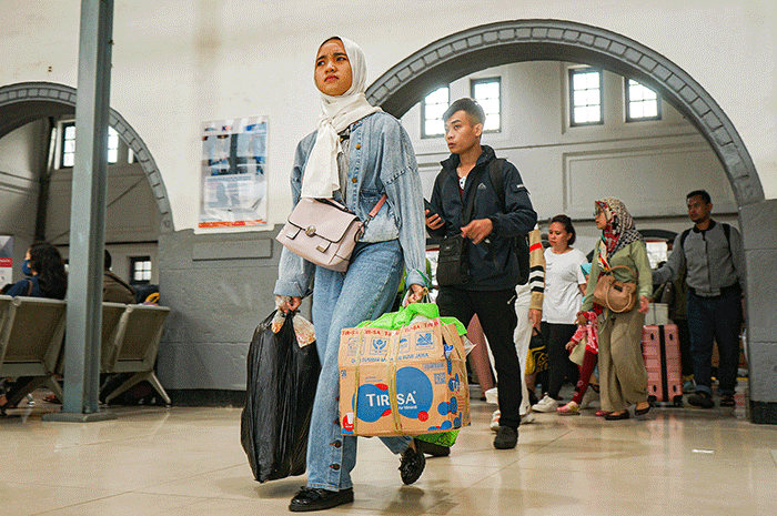 Sejumlah pemudik saat tiba di Stasiun Pasar Senen, Jakarta, Rabu (26/4/2023).