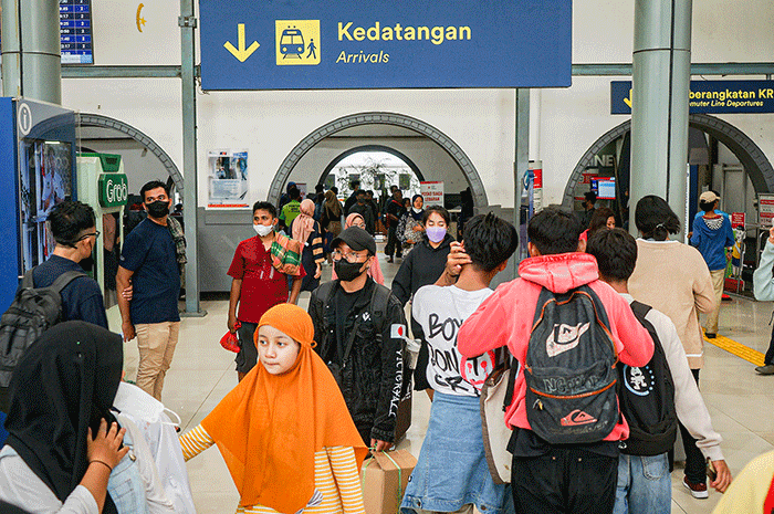 Sejumlah pemudik saat tiba di Stasiun Pasar Senen, Jakarta, Rabu (26/4/2023).