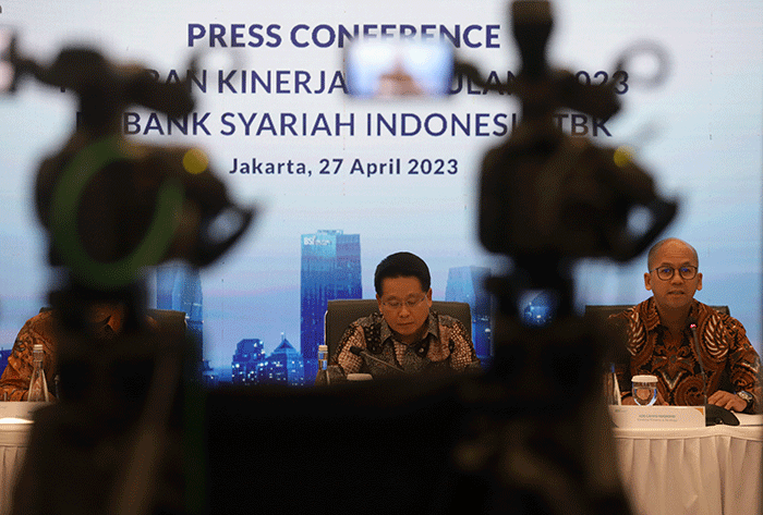 Direktur Utama PT Bank Syariah Indonesia Tbk (BSI) Hery Gunardi (tengah) menyampaikan paparan kinerja perseroan di Kantor Pusat BSI, Jakarta.