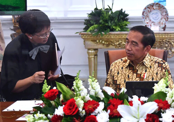 Presiden Joko Widodo menggelar rapat terbatas (ratas) bersama sejumlah Menteri Kabinet Indonesia Maju di Istana Merdeka, Jakarta, Kamis (27/4/2023).