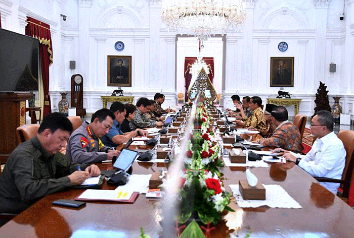 Presiden Joko Widodo menggelar rapat terbatas (ratas) bersama sejumlah Menteri Kabinet Indonesia Maju di Istana Merdeka, Jakarta, Kamis (27/4/2023).