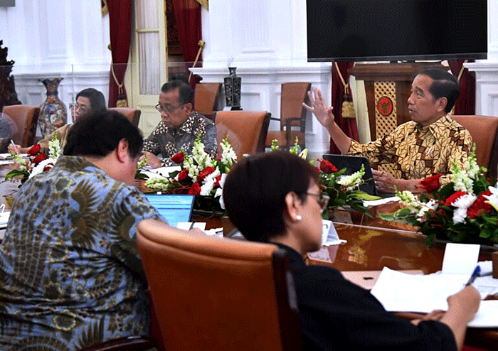 Presiden Joko Widodo menggelar rapat terbatas (ratas) bersama sejumlah Menteri Kabinet Indonesia Maju di Istana Merdeka, Jakarta, Kamis (27/4/2023).