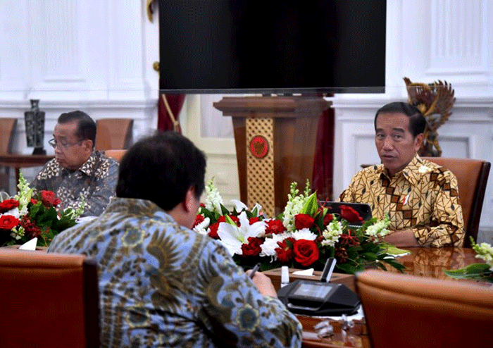 Presiden Joko Widodo menggelar rapat terbatas (ratas) bersama sejumlah Menteri Kabinet Indonesia Maju di Istana Merdeka, Jakarta, Kamis (27/4/2023).