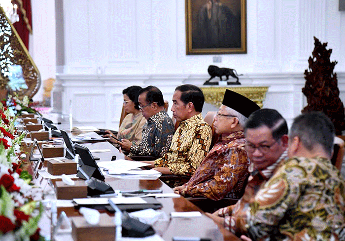 Presiden Joko Widodo memimpin rapat terbatas bersama jajarannya di Istana Merdeka, Jakarta, Kamis (27/4/2023).
