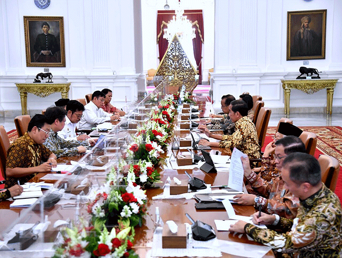 Presiden Joko Widodo memimpin rapat terbatas bersama jajarannya di Istana Merdeka, Jakarta, Kamis (27/4/2023).