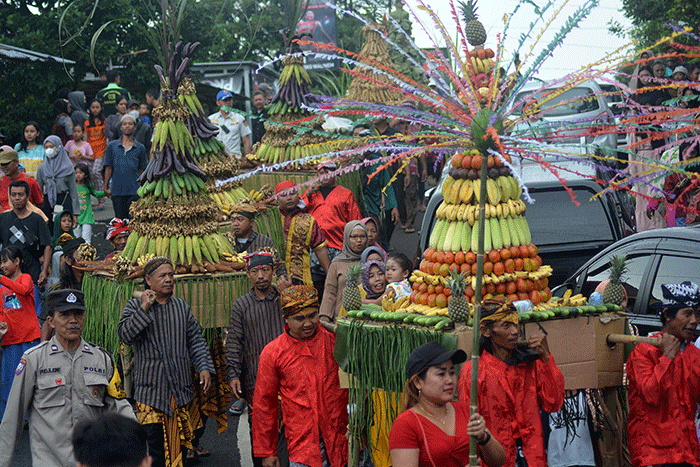 Tradisi sesaji rewanda di pelataran Goa Kreo, Semarang, Jawa Tengah, Sabtu (29/4/2023).