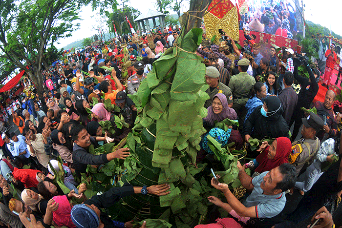 Tradisi sesaji rewanda di pelataran Goa Kreo, Semarang, Jawa Tengah, Sabtu (29/4/2023).