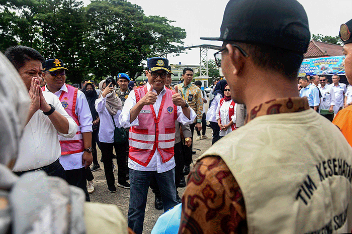 Menhub Budi Karya Sumadi didampingi Gubernur Sumsel Herman Deru memantau arus balik angkutan lebaran tahun 2023.