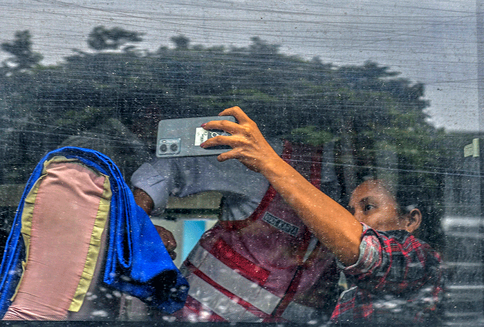 Menhub Budi Karya Sumadi didampingi Gubernur Sumsel Herman Deru memantau arus balik angkutan lebaran tahun 2023.