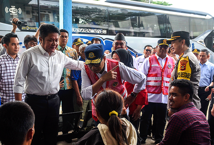 Menhub Budi Karya Sumadi didampingi Gubernur Sumsel Herman Deru memantau arus balik angkutan lebaran tahun 2023.