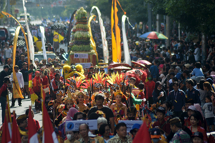 Peserta Karnaval Seni Budaya Lintas Agama dan Pawai Ogoh-Ogoh saat melintas di kawasan Tugu Muda Kota Semarang, Jawa Tengah, Minggu (30/4/2023).